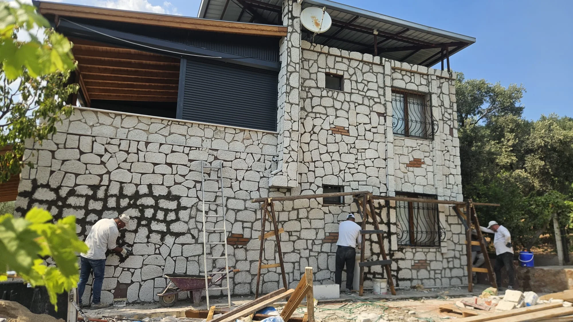 Konut cephesinde ustalar doğal taş uyguluyor