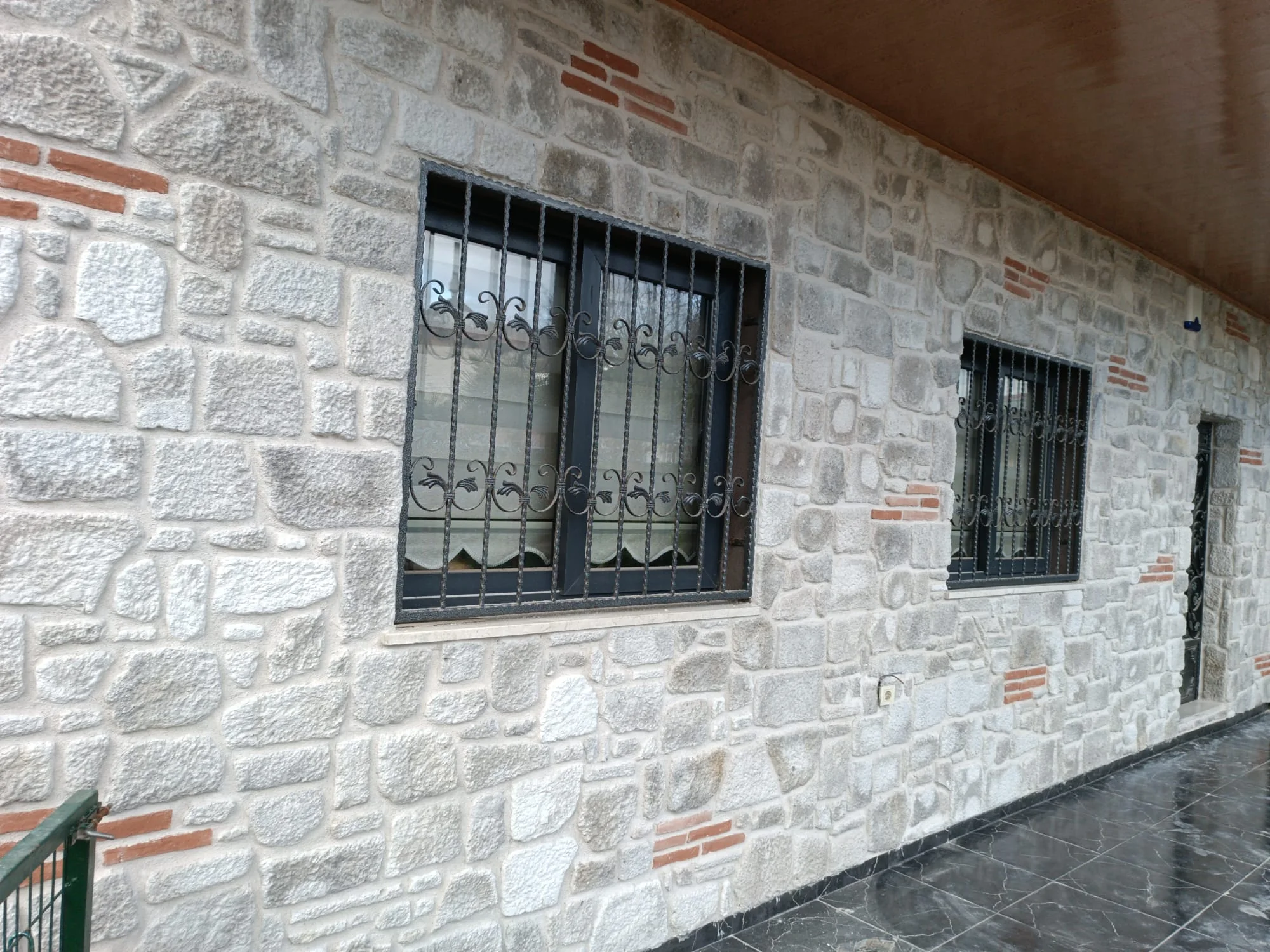 Gri doğal taş konut cephesi