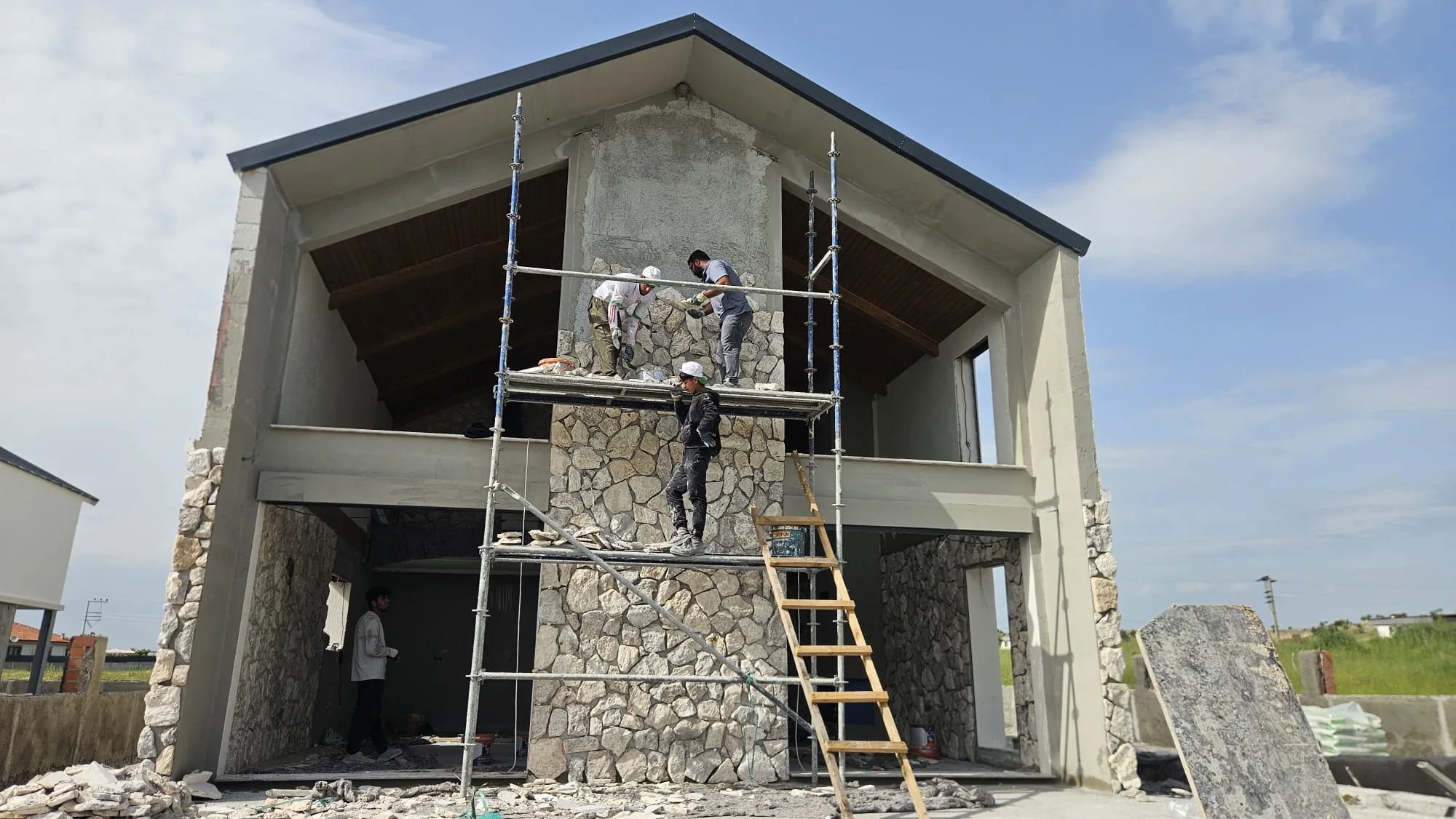 Ustaların doğal taş villa cephesi uygulaması