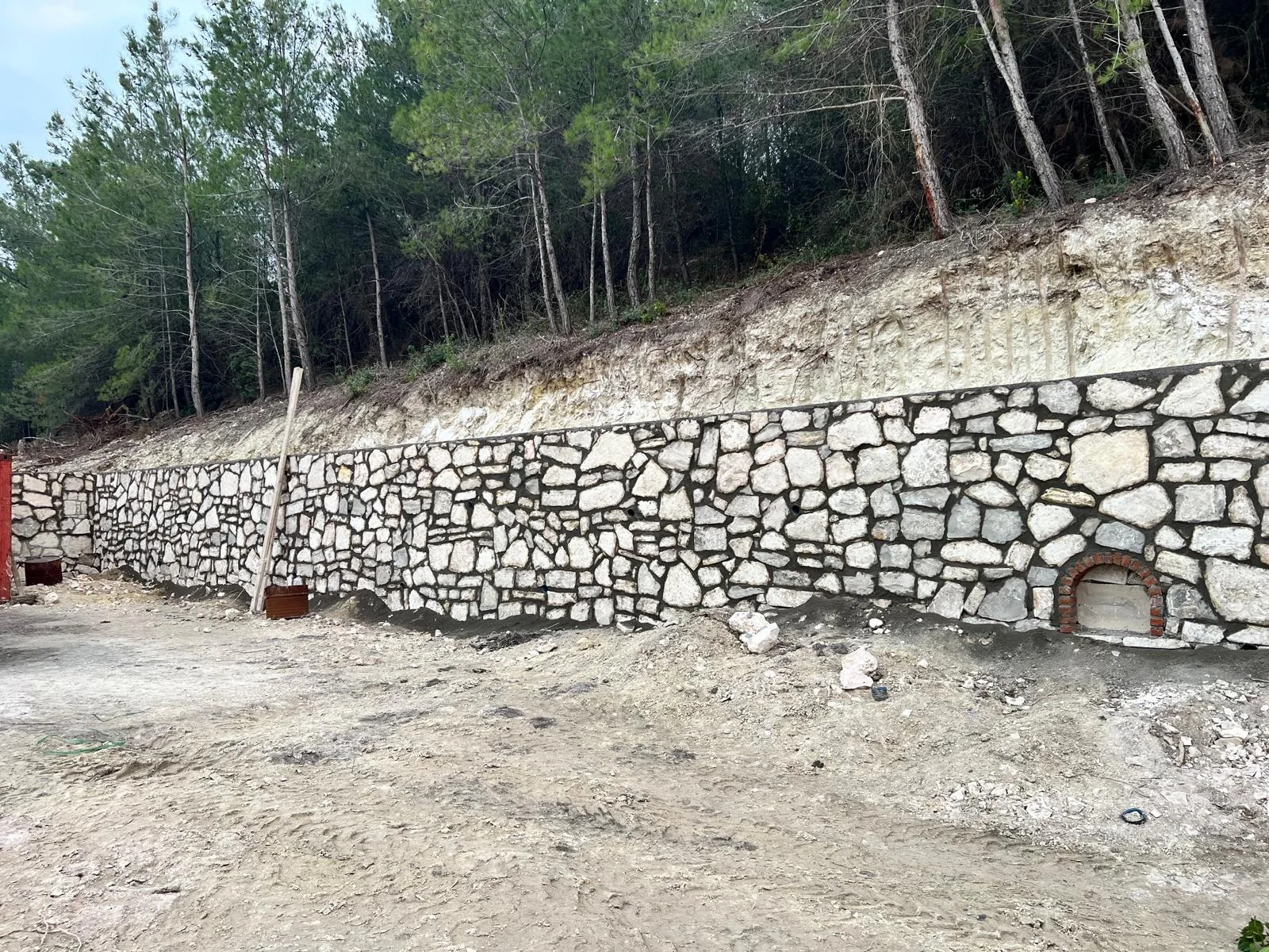 Orman arazisinde doğal taş istinat duvarı