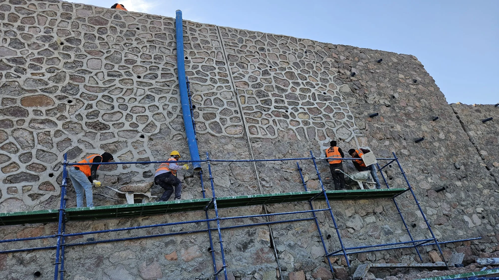 İskele üzerinde yüksek taş duvar uygulaması